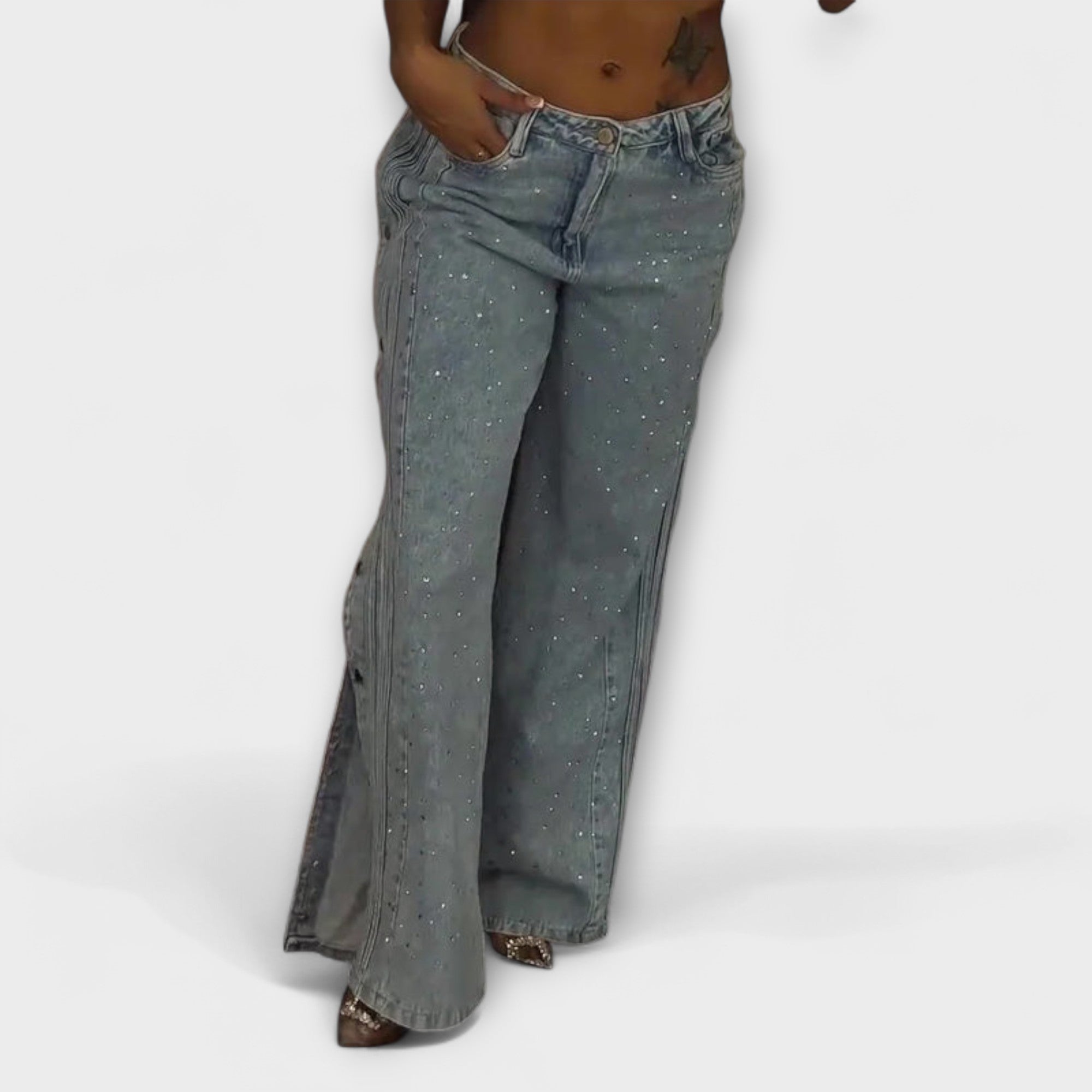 Nola - Høytlivsjeans dekorert med rhinestones og sidelommer
