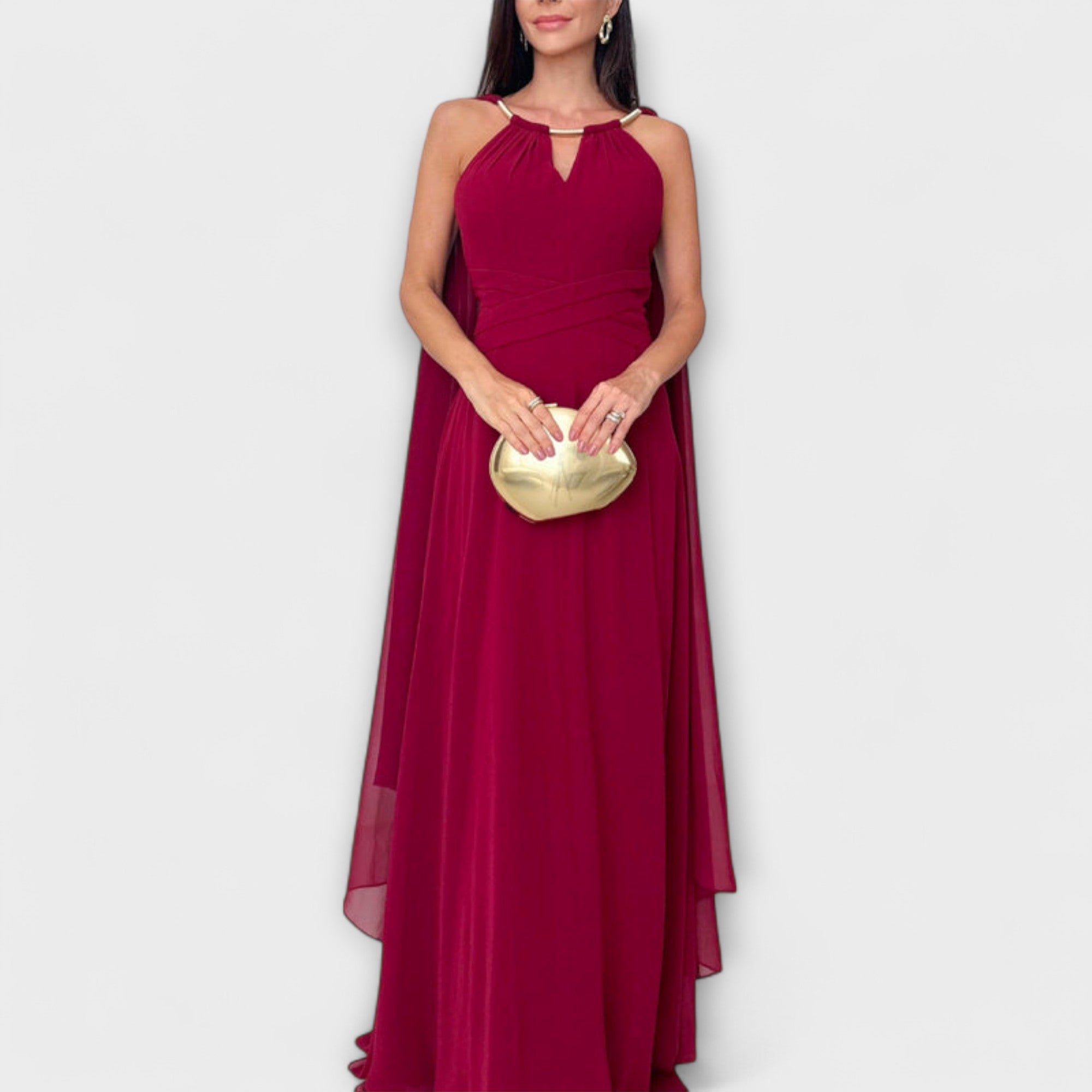 Mabel - Elegant Maxikjole med Kappeermer og Høy Slitt