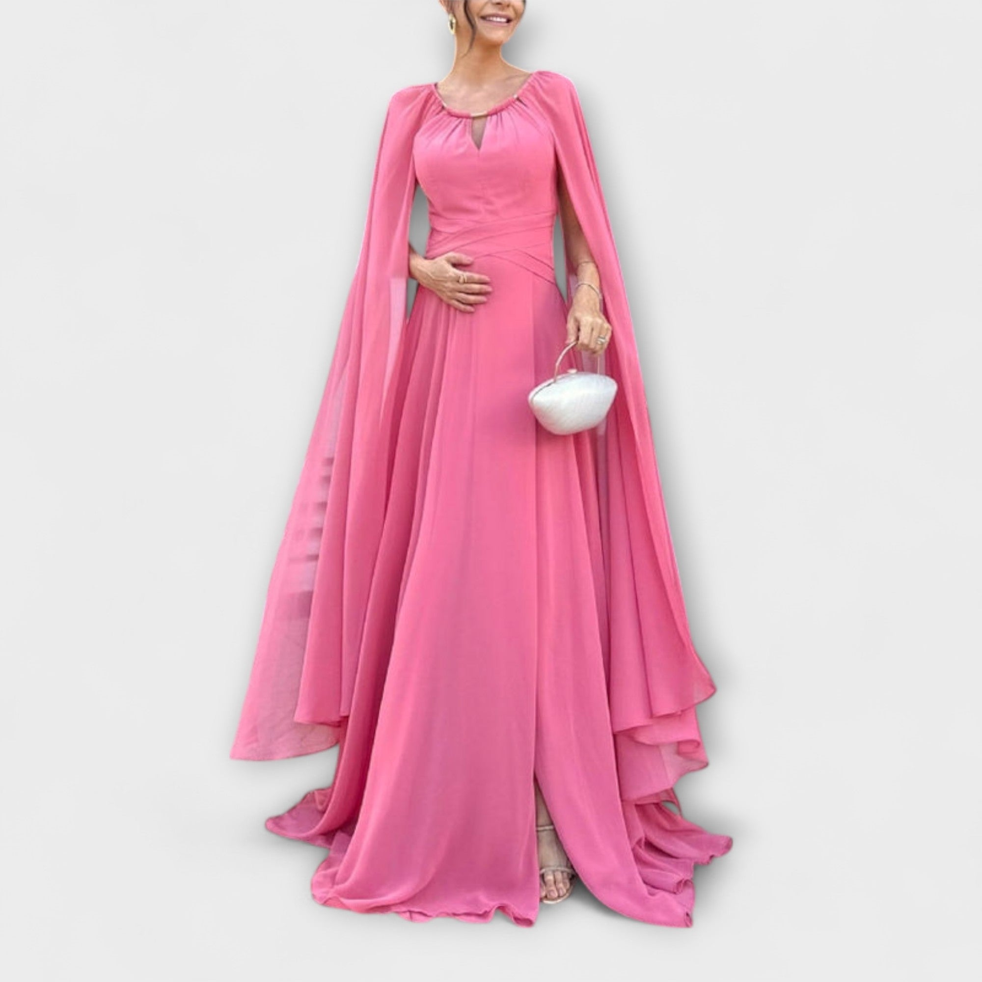 Mabel - Elegant Maxikjole med Kappeermer og Høy Slitt