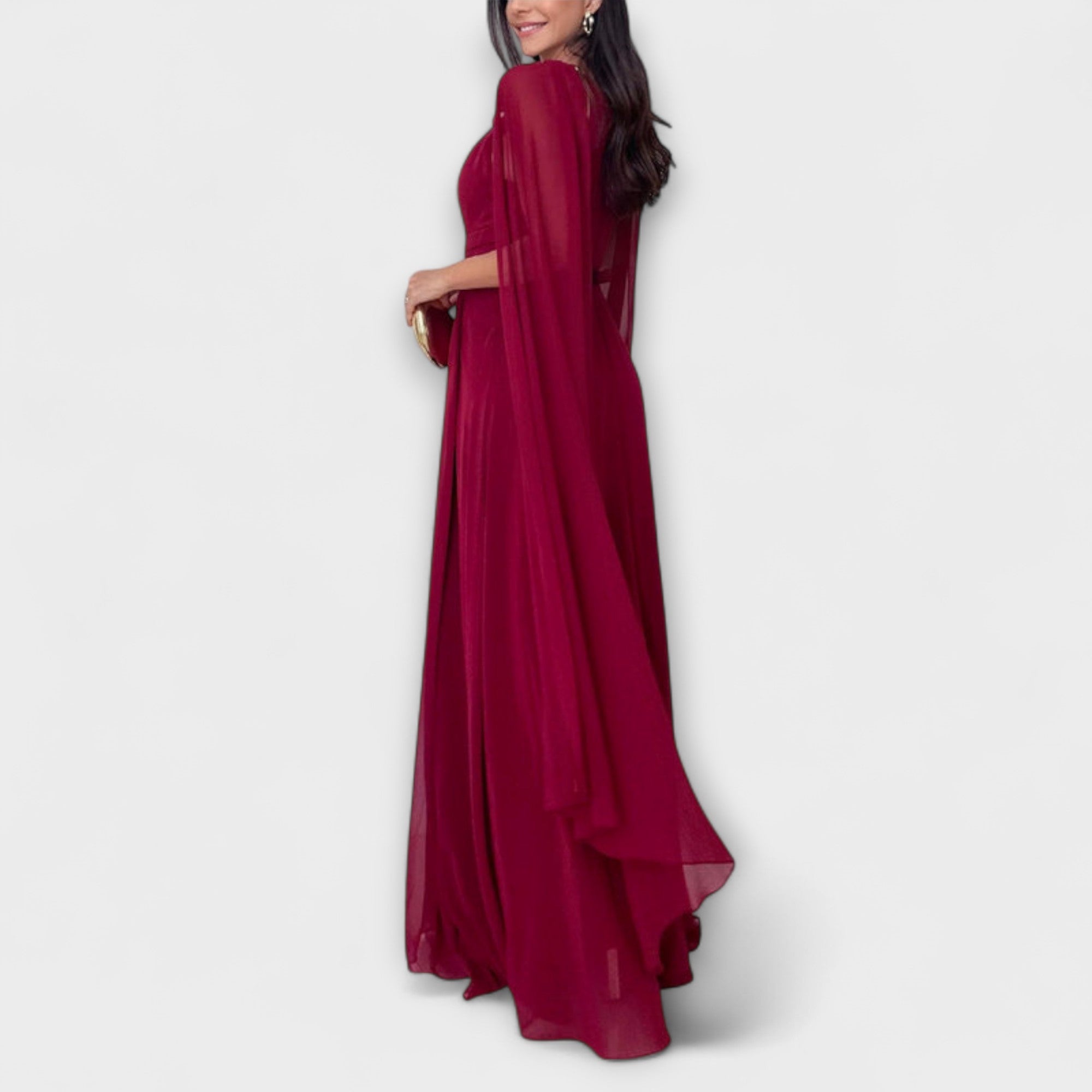 Mabel - Elegant Maxikjole med Kappeermer og Høy Slitt